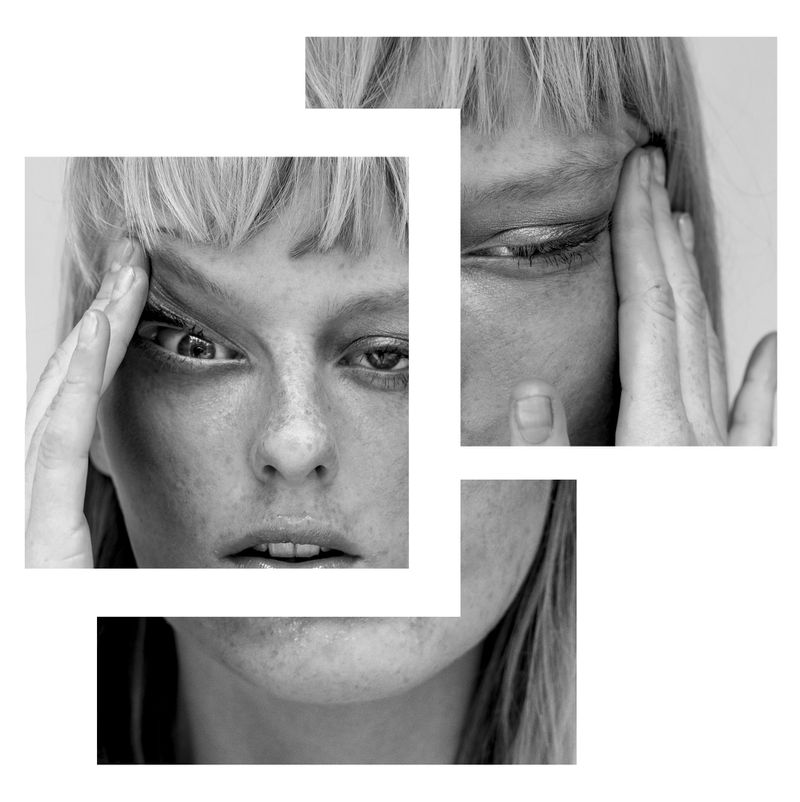 Collage photographique en noir et blanc fragmentant le visage et les mains d’une femme